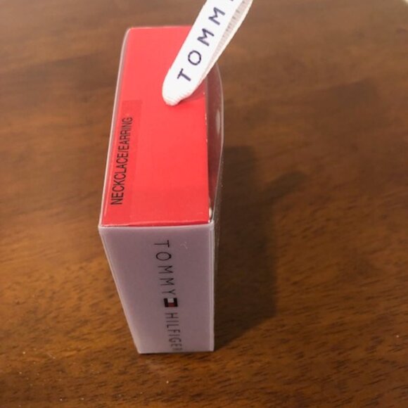 Tommy Hilfiger Silver Tone Pearl Earrings And Necklace Set NWT - Picture 4 of 9